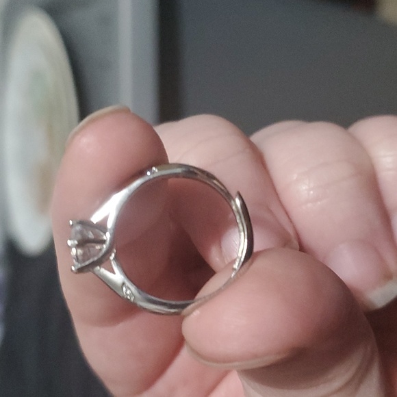 ring with a gem setting - Picture 3 of 3